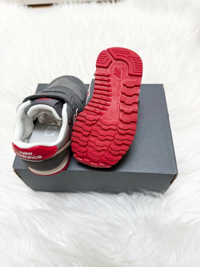 Baskets New Balance bébé – taille 20,5 – gris/rouge – Neuf avec étiquette - photo numéro 10