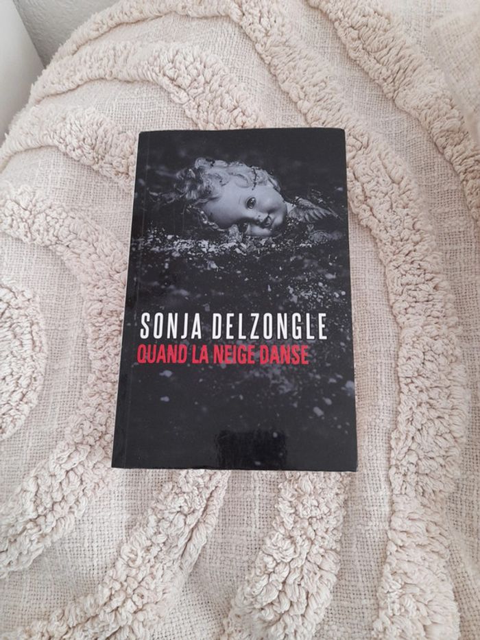 Livre Quand la neige danse de Sonja Delzongle
