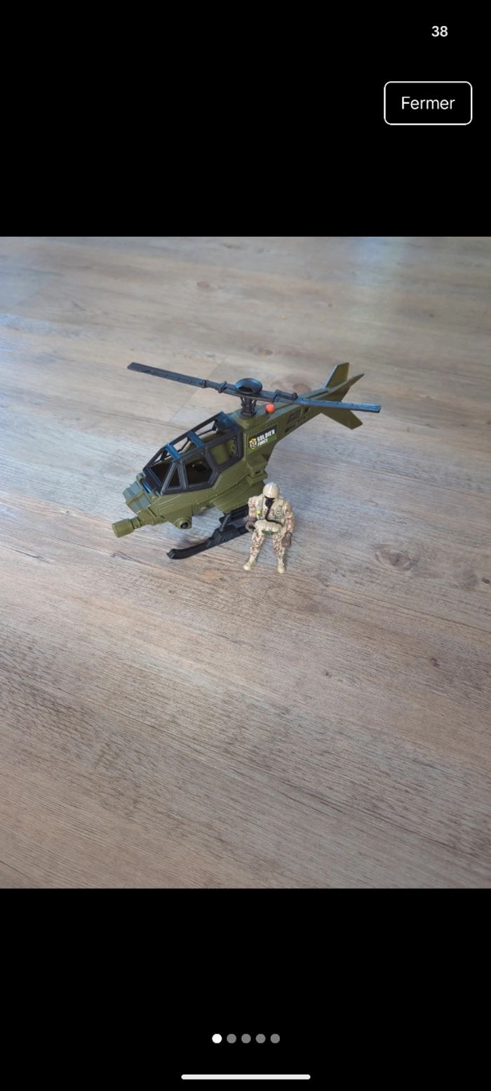 Hélicoptère et son soldat
