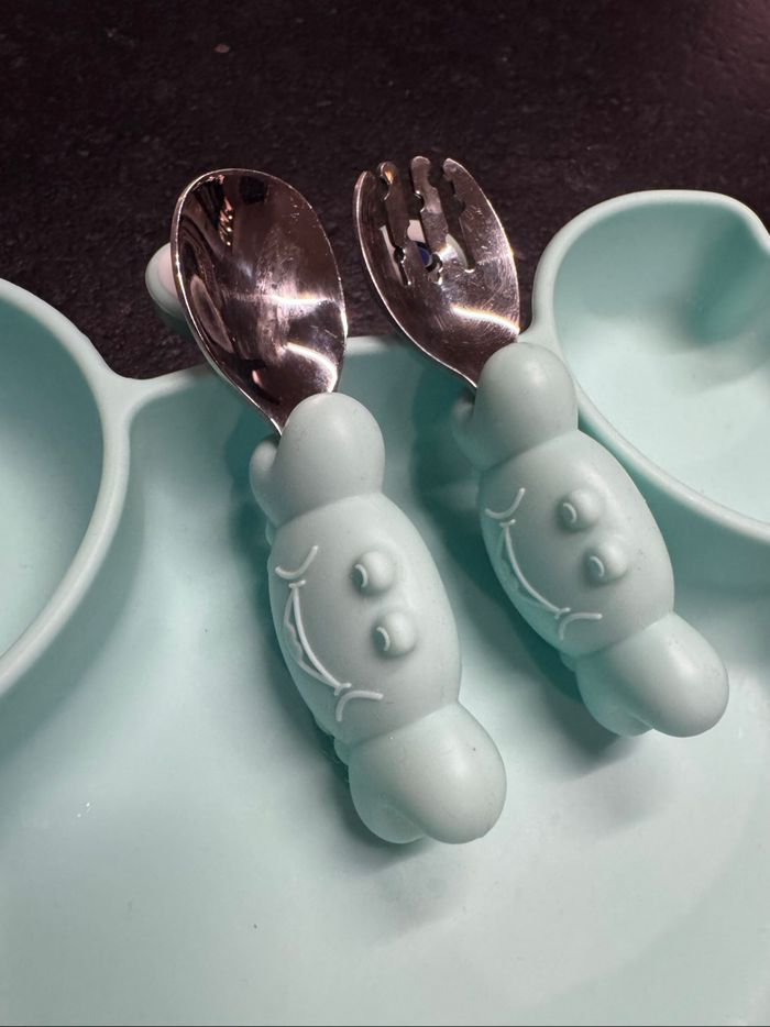 Assiette et couverts bébé crabe vert d’eau - photo numéro 3