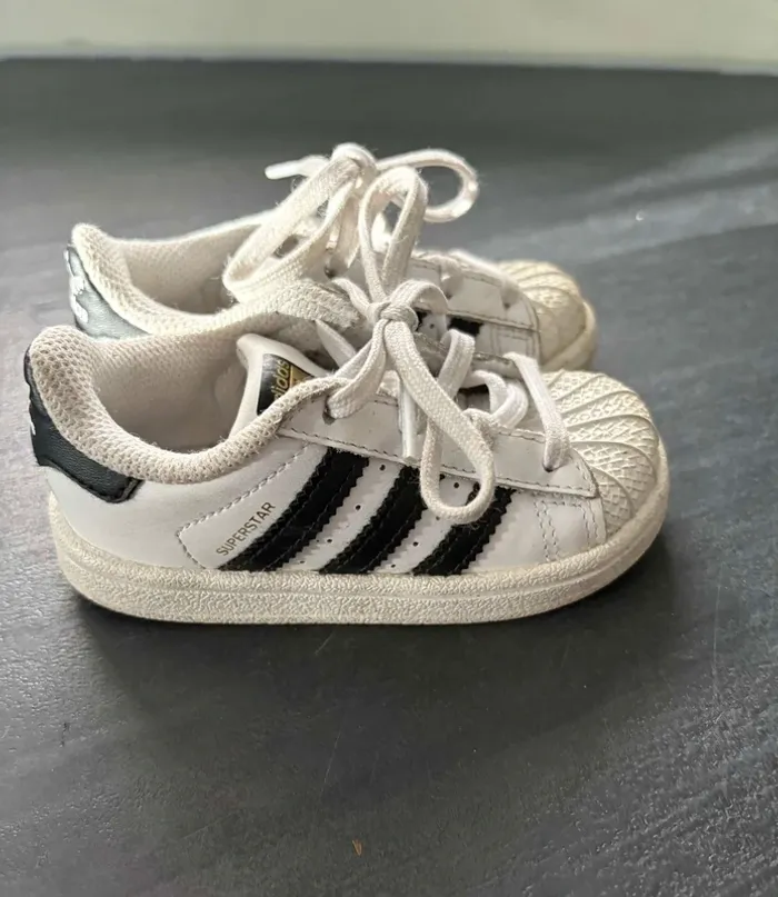 Basket adidas superstar taille 22