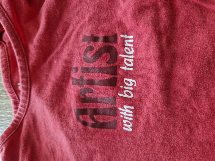 T-shirt Manches Longues Rouge/Framboise Inscription 'Artist' Kiabi - 6 mois - photo numéro 2