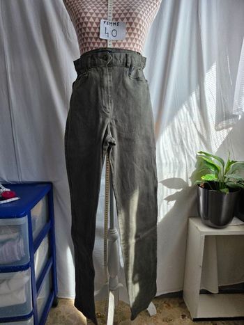 Jean, vert, en coton & lycra, en très très bon état, taille élastique 33cm, longueur 104cm