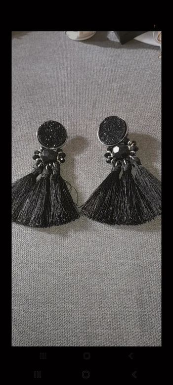 Boucle d'oreille noir et argent pendante de chez adopt'