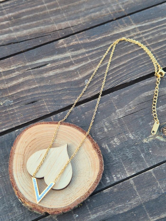 Collier femme avec lettre V brillante - photo numéro 4