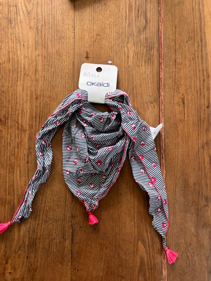 foulard Okaidi neuf aux motifs rayés bleu marine et rose.
