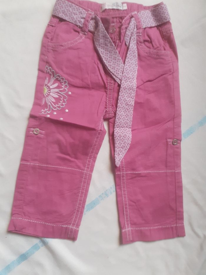 Pantalon rose motif fleurs, ceinture à fleurs