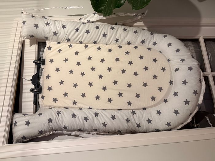 Cocon Nid Bébé / Réducteur de lit – MODA – étoiles gris - photo numéro 7