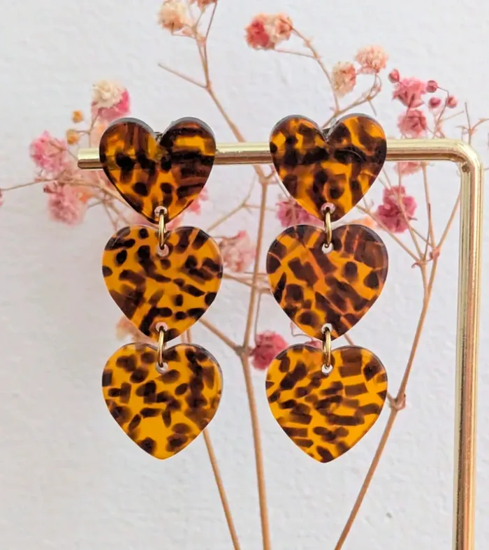 Boucles d'oreilles pendantes triple coeur leopard