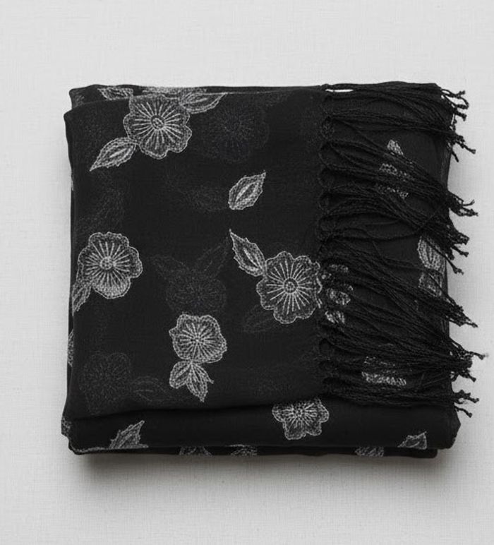 Écharpe Noire Élégante à Fleurs Argentées - photo numéro 2