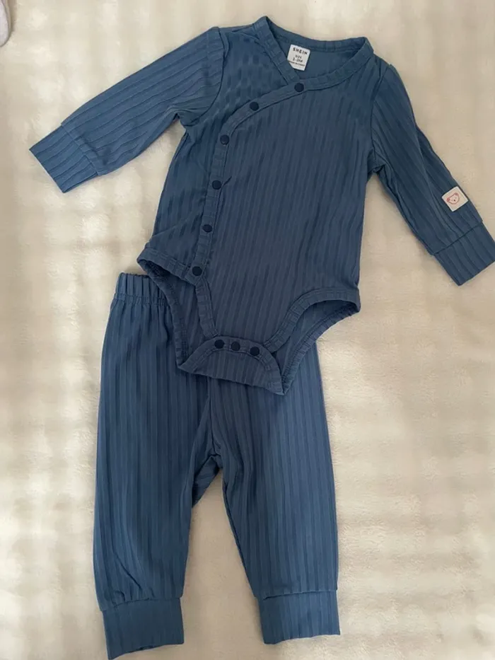 Ensemble bleu neuf