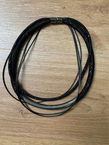 Collier noir avec strass