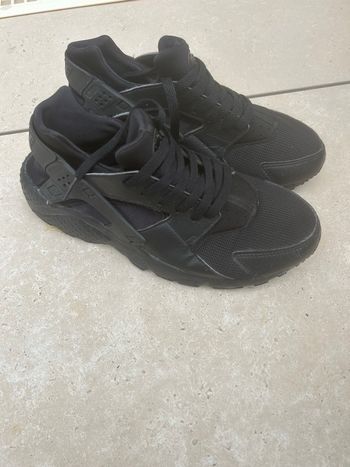 Baskets noire huarache pointure 39 TBE