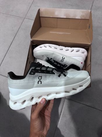 Paire de chaussures baskets de course running ON Cloudtilt taille 45 noir/blanc