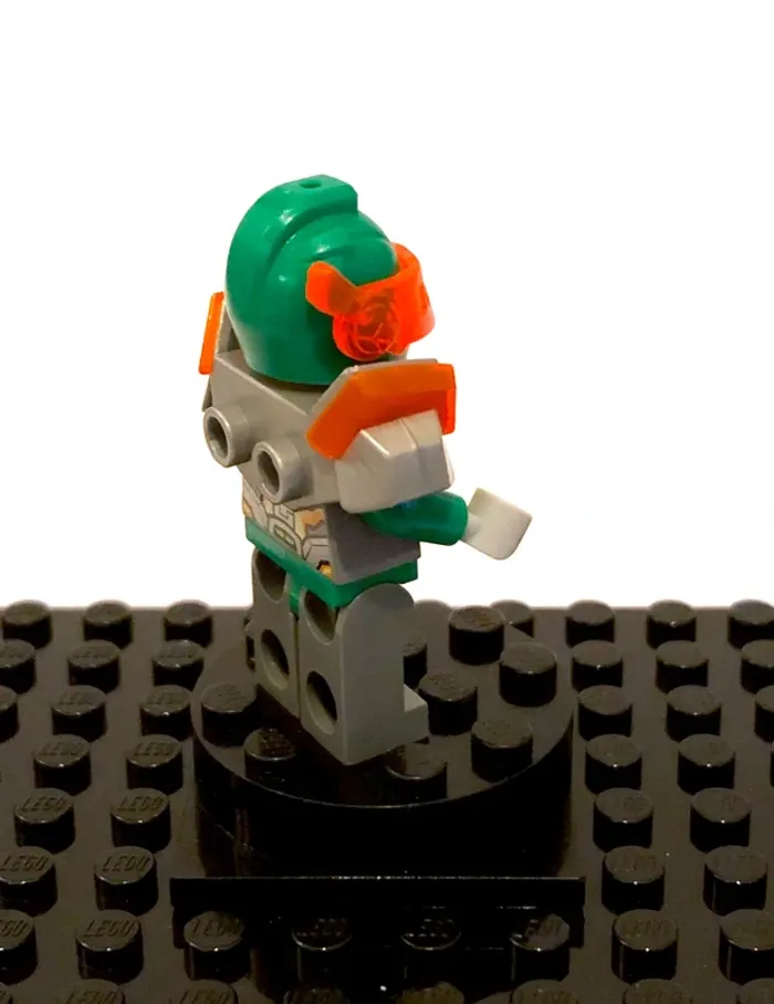 LEGO Nexo Knights - "Aaron Fox, trans-neon orange visor" - photo numéro 9
