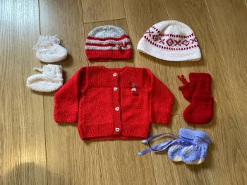 Très joli lot de vêtements tricotés à la main