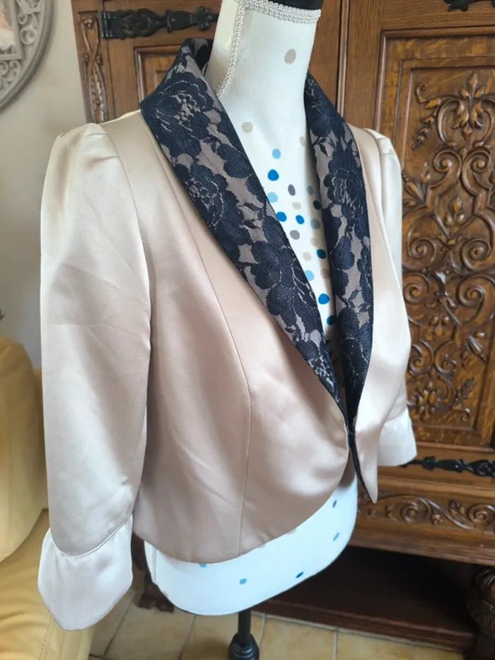 Superbe veste satin et dentelle
