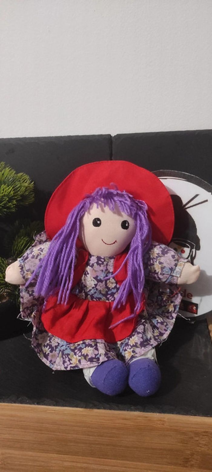 doudou poupee cjiffon laine fizzy cie robe chapeau violet rouge fleur Assis