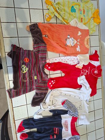 Pyjamas 6 mois lot de 5 + 1 haut