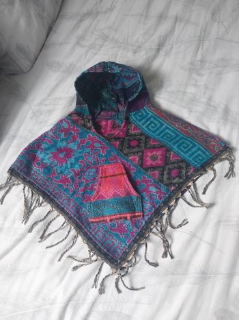 Poncho bébé 9-12 mois à capuche – style bohème coloré