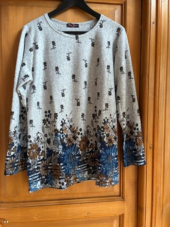 Polo gris à fleurs , bas imprimé bleu 