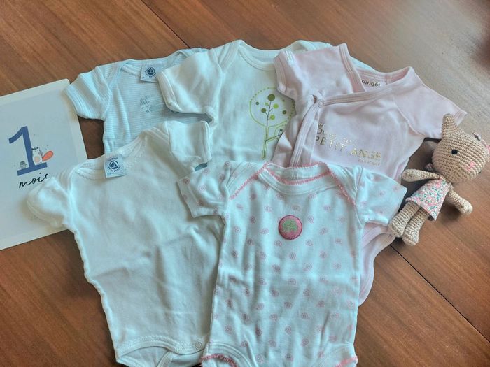 Lot de 5 bodies manches courtes taille 1 mois