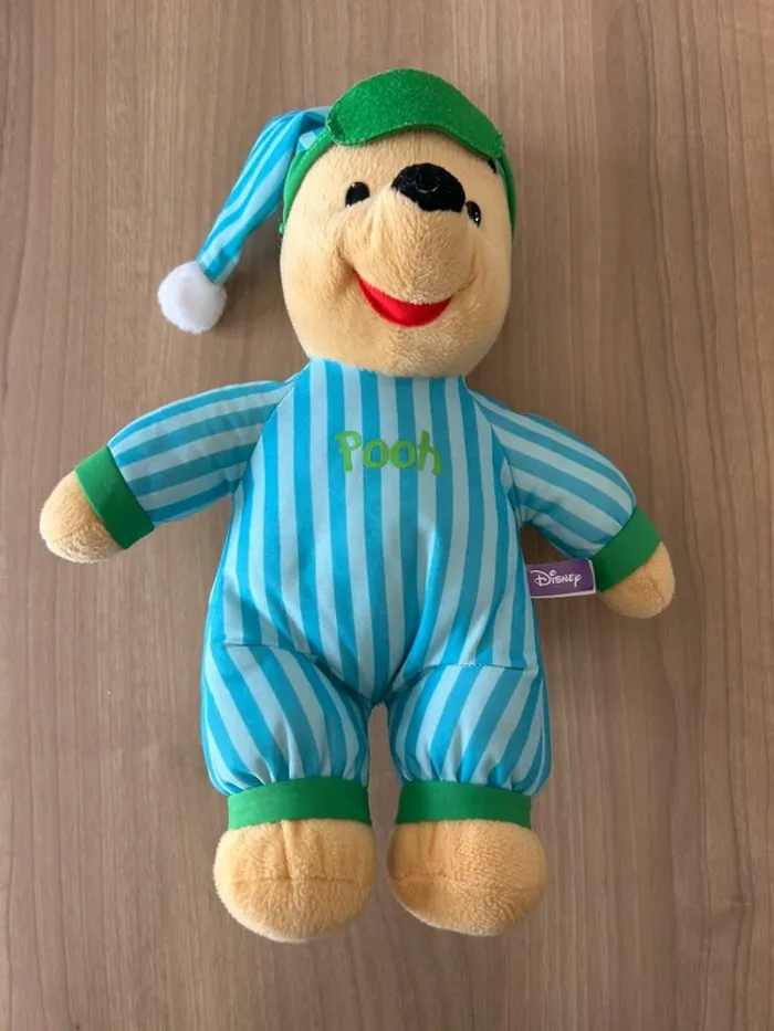 Grande peluche Winnie l’ourson avec bonnet de nuit