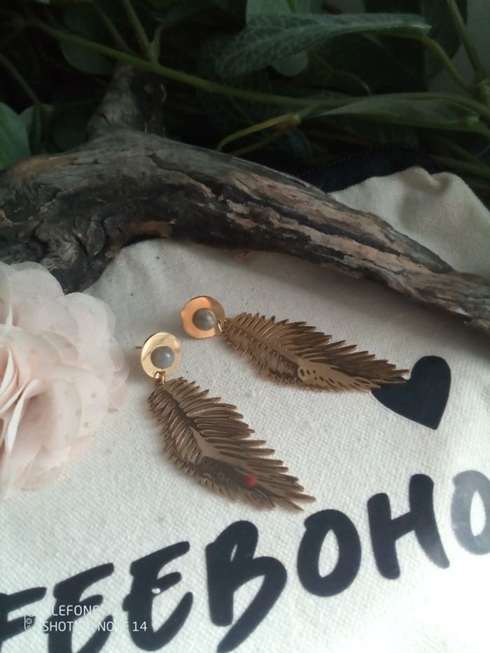 Boucles d'oreilles bohèmes plumes et pierres de labradorite - photo numéro 2