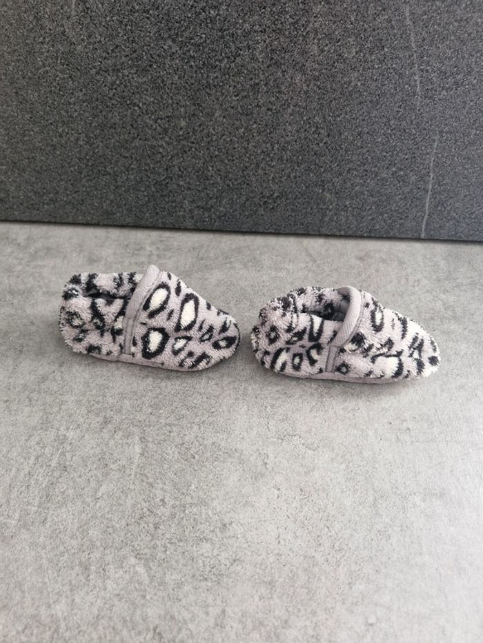 Chaussons bébé 18-19 Sans marque gris clair, noir et blanc motif léopard - photo numéro 3