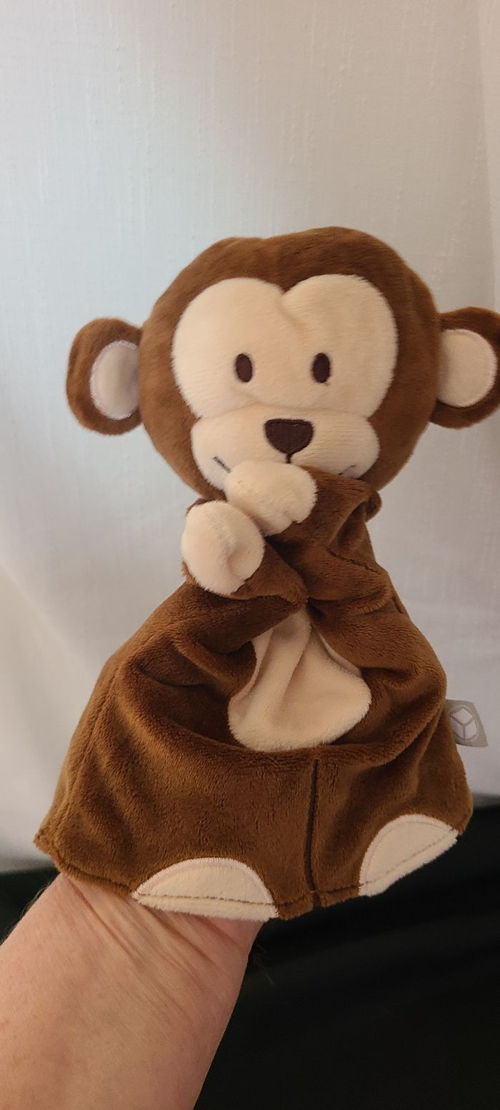 Doudou peluche marionnette singe marron et blanc 23cm oxybul - - photo numéro 2