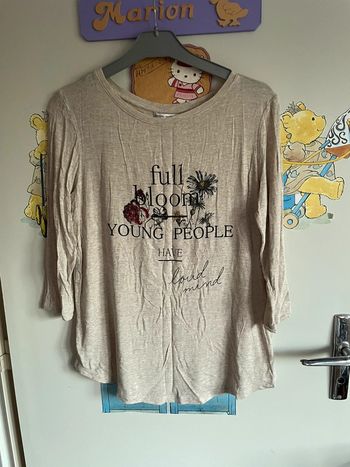 Tee shirt à manches 3/4 beige à motifs, taille M, marque Bershka.
