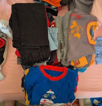 Lot de 22 vêtements.