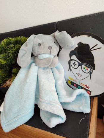 doudou lapin qui tient Un mouchoir polaire gris bleu pm studio Câlin DD003220