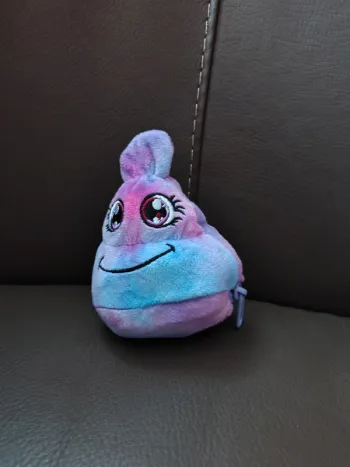 Peluche réversible – Jouet crotte cachée (Peggy)