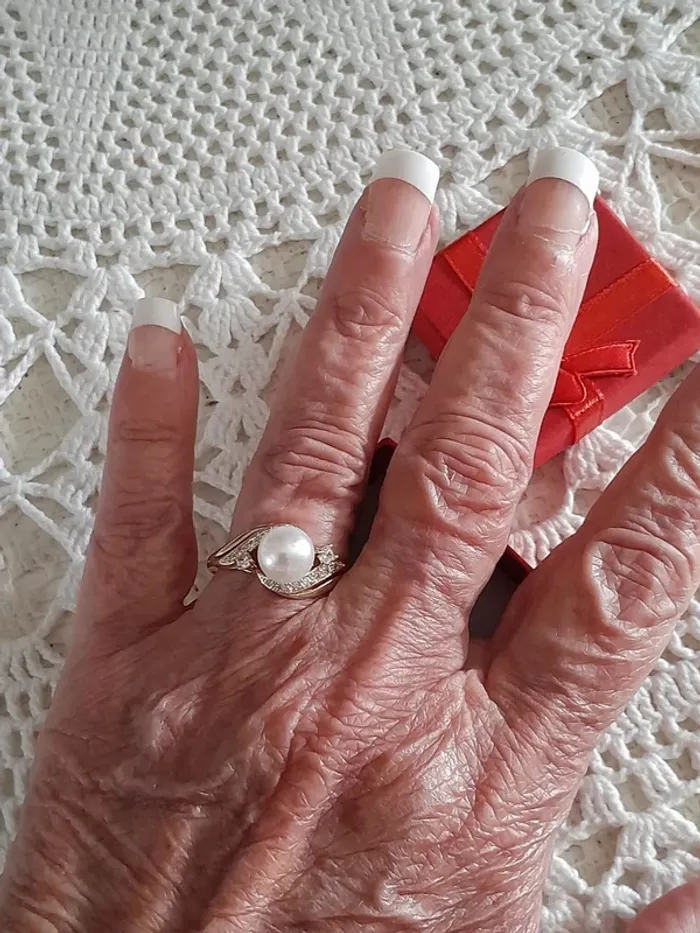 Bague avec perle blanche et strass, couleur dorée, taille 60 - photo numéro 5