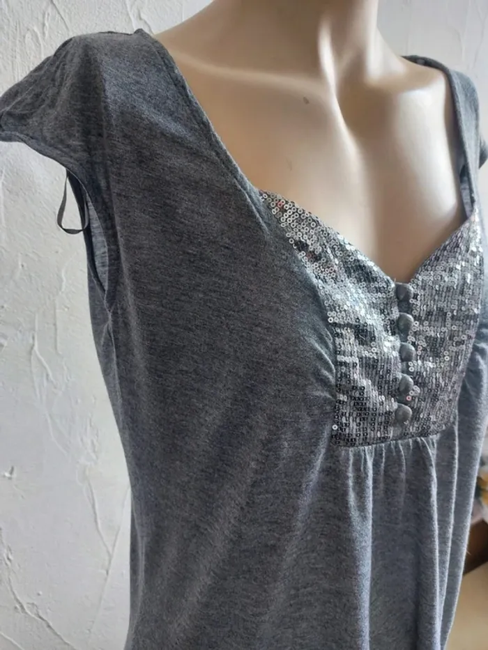 Haut gris avec détails à sequins Taille M - photo numéro 4