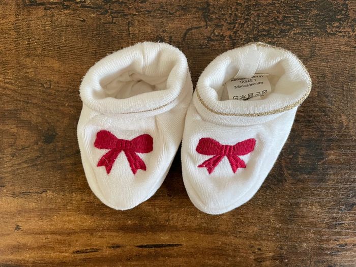 Chaussons de naissance avec noeuds rouges - photo numéro 2