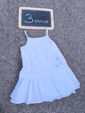 Robe blanche Alphabet taille 3 ans en très bon état