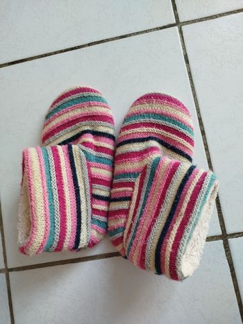 Chaussons à rayures multicolores 
Pointure 35