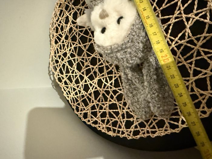 Paul est un ours en peluche blanc et gris avec un chapeau et une écharpe gris. - photo numéro 5