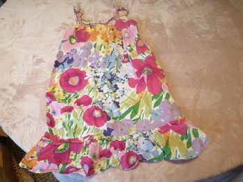 Jolie robe fleurie à bretelles