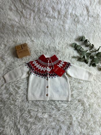 Gilet rouge et blanc du pareil au même taille 6 mois
