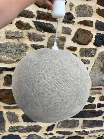 Suspension globe beige en toile - La Case de cousin Paul 