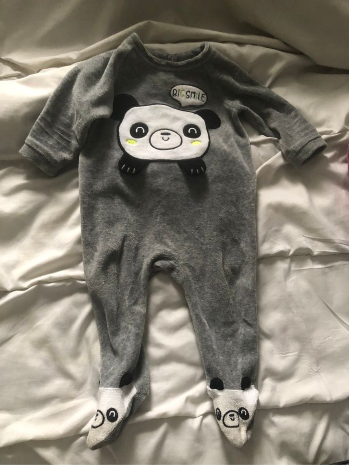 Jolie pyjama taille 9 mois confortable