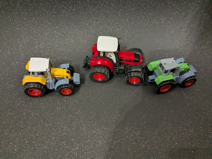 Lot de 3 petits tracteurs miniatures - photo numéro 2