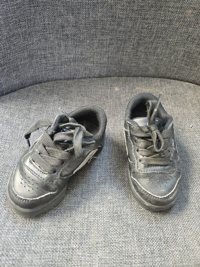 Basket fila pointure 20 noir