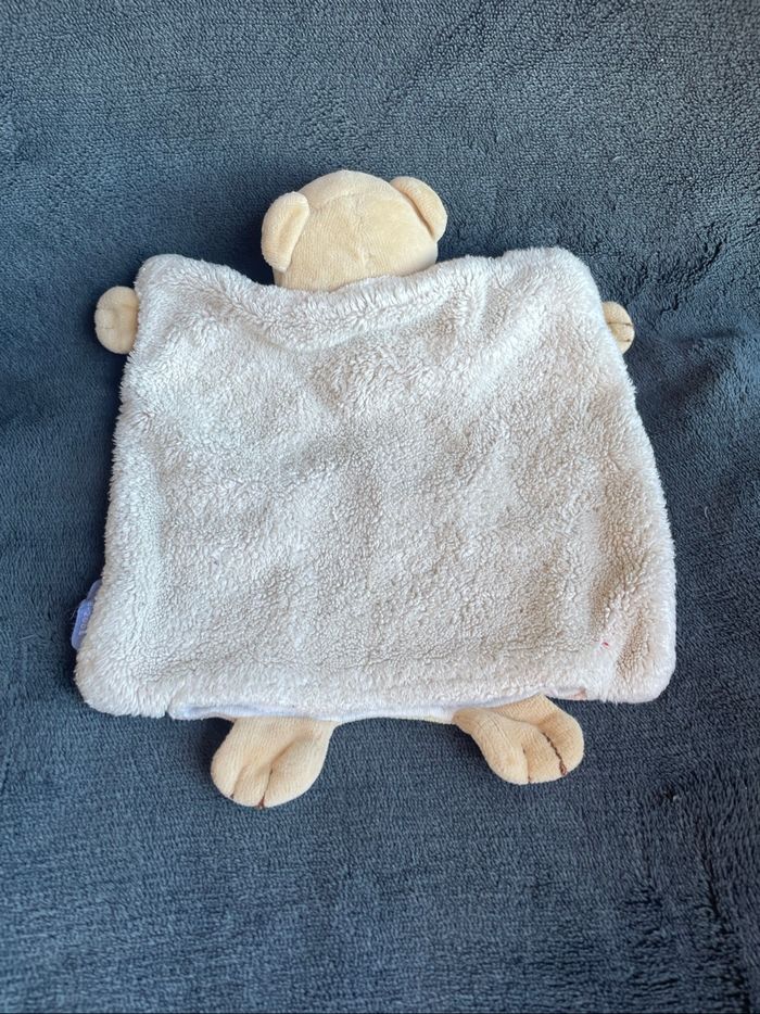 Doudou plat marionnette ours beige carré multicolore thème anniversaire Kaloo - photo numéro 2