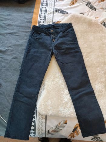 Joli jean élégant a boutons