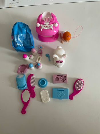 Lot d’accessoires pour poupée.