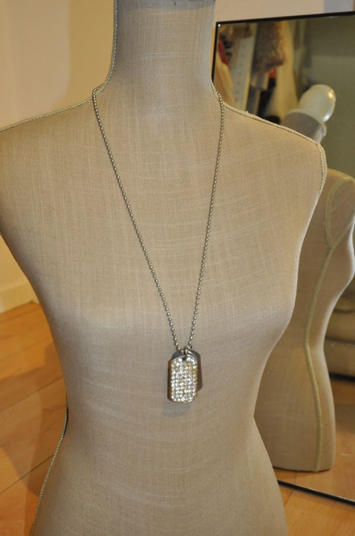 Chaine argentée pendentif avec strass